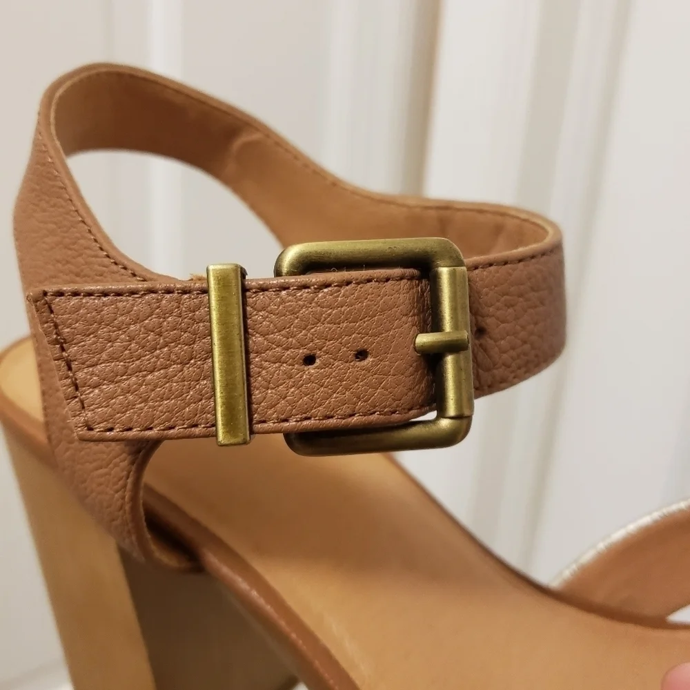 EUC Crown Vintage Goldtone & Beige LeatherPlatform Heels Size 9.5
